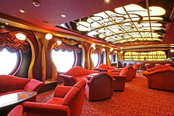 https://static.traveltek.net/cruisepics/local_shipimages_large/1782449874.jpg