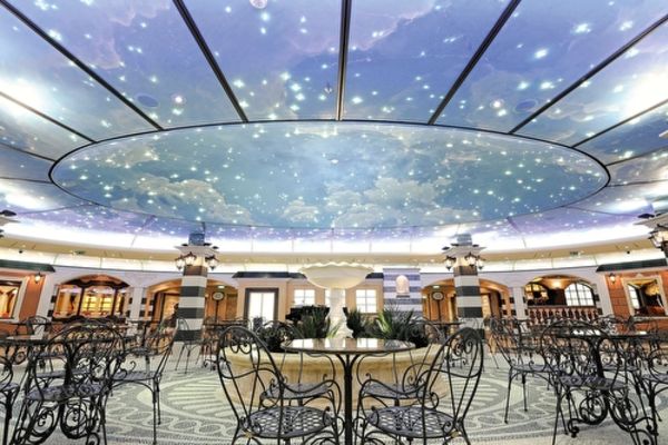 https://static.traveltek.net/cruisepics/local_shipimages_large/1782449906.jpg