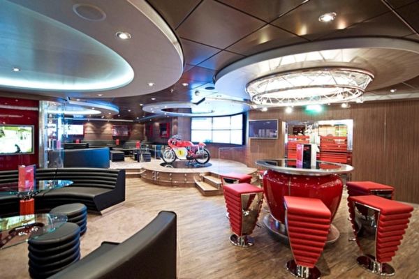 https://static.traveltek.net/cruisepics/local_shipimages_large/1782449912.jpg