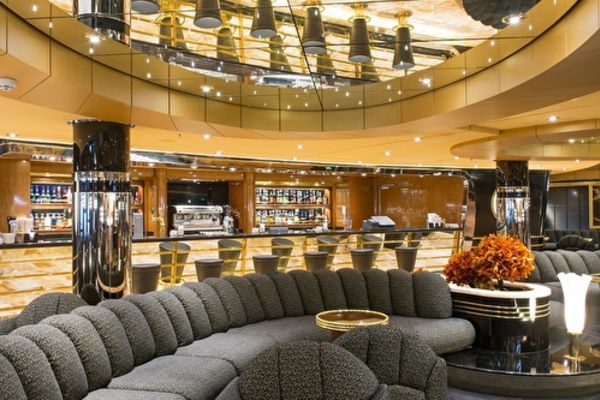 https://static.traveltek.net/cruisepics/local_shipimages_large/1782452079.jpg