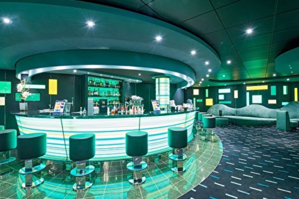 https://static.traveltek.net/cruisepics/local_shipimages_large/1782452220.jpg