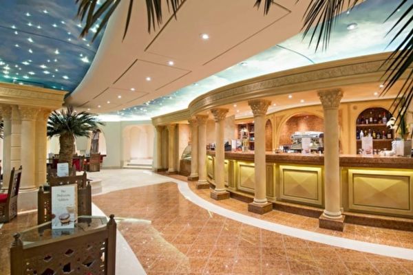 https://static.traveltek.net/cruisepics/local_shipimages_large/1782452272.jpg