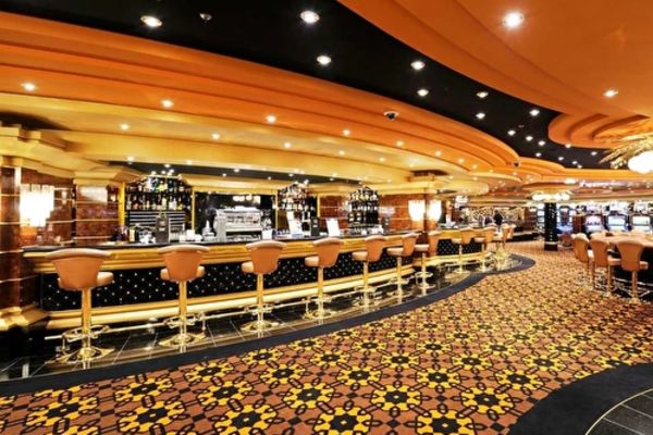 https://static.traveltek.net/cruisepics/local_shipimages_large/1782452327.jpg