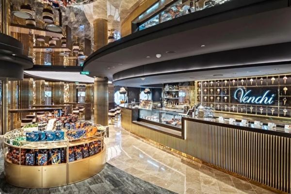 https://static.traveltek.net/cruisepics/local_shipimages_large/1782452862.jpg
