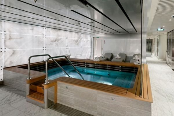 https://static.traveltek.net/cruisepics/local_shipimages_large/1782453276.jpg