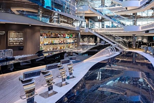 https://static.traveltek.net/cruisepics/local_shipimages_large/1782453281.jpg