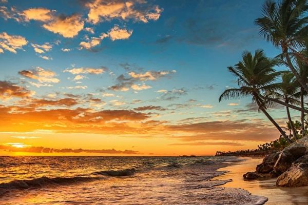 https://static.traveltek.net/cruisepics/local_shipimages_large/1782453314.jpg