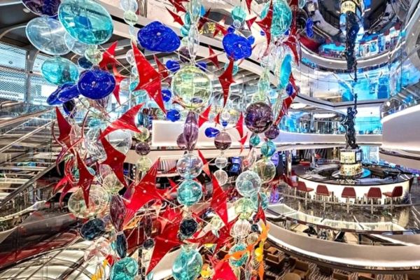 https://static.traveltek.net/cruisepics/local_shipimages_large/1782453365.jpg