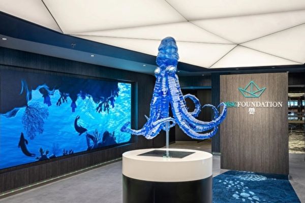 https://static.traveltek.net/cruisepics/local_shipimages_large/1782457589.jpg