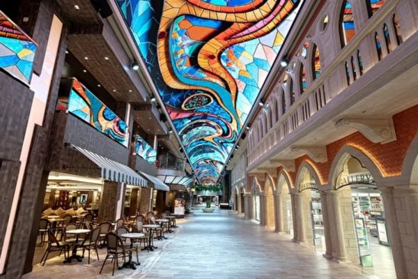https://static.traveltek.net/cruisepics/local_shipimages_large/1782457735.jpg