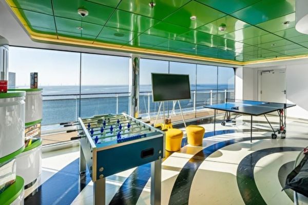 https://static.traveltek.net/cruisepics/local_shipimages_large/1782457752.jpg