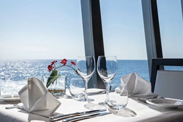 https://static.traveltek.net/cruisepics/local_shipimages_large/1782458302.jpg