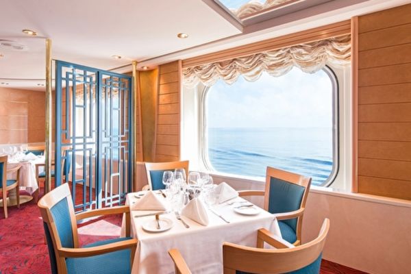 https://static.traveltek.net/cruisepics/local_shipimages_large/1782462983.jpg