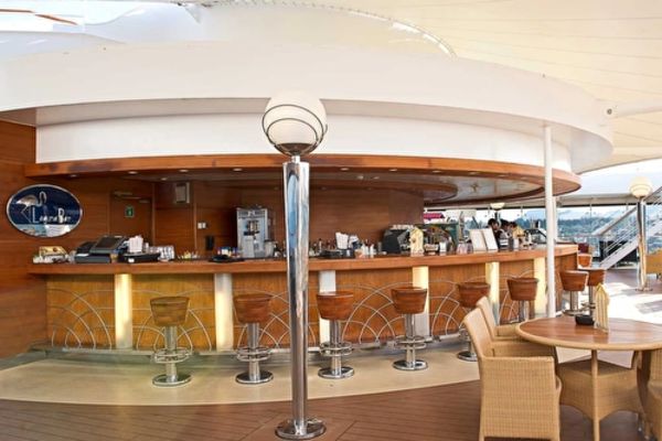 https://static.traveltek.net/cruisepics/local_shipimages_large/1782463808.jpg