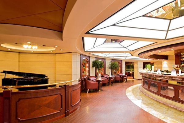 https://static.traveltek.net/cruisepics/local_shipimages_large/1782463814.jpg