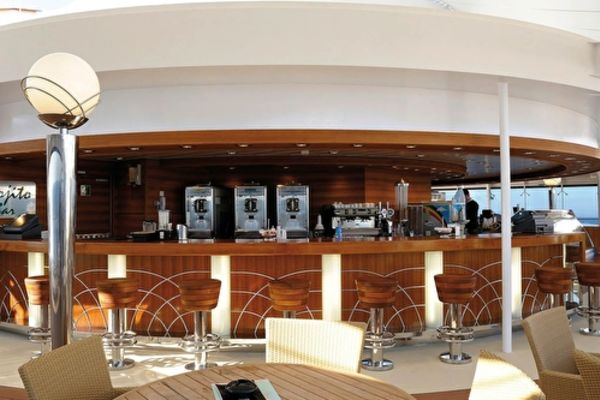 https://static.traveltek.net/cruisepics/local_shipimages_large/1782464235.jpg