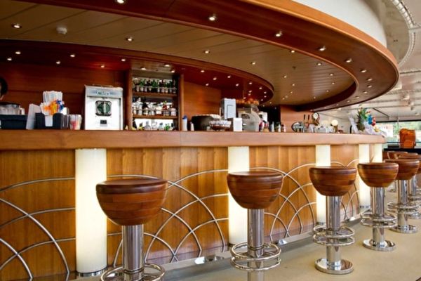 https://static.traveltek.net/cruisepics/local_shipimages_large/1782464823.jpg