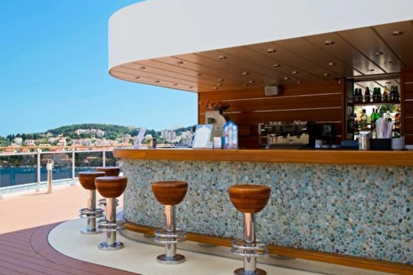 https://static.traveltek.net/cruisepics/local_shipimages_large/1782464885.jpg