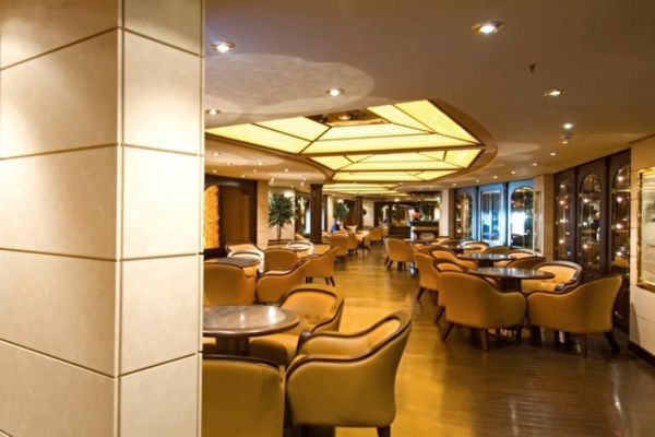 https://static.traveltek.net/cruisepics/local_shipimages_large/1782981818.jpg