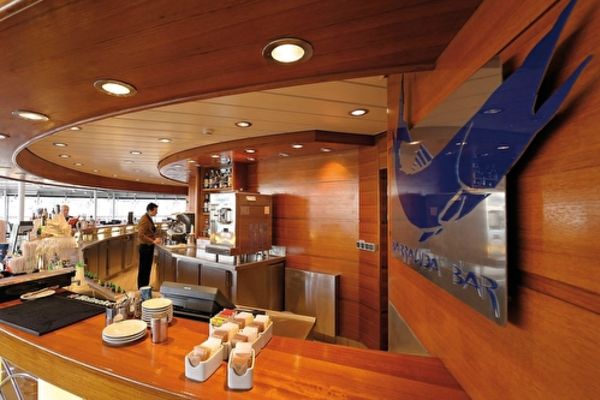 https://static.traveltek.net/cruisepics/local_shipimages_large/1782981890.jpg