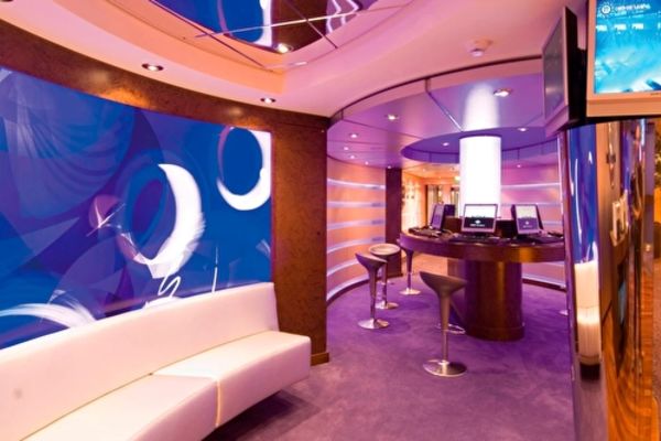 https://static.traveltek.net/cruisepics/local_shipimages_large/1782981978.jpg