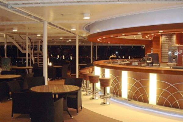 https://static.traveltek.net/cruisepics/local_shipimages_large/1782982028.jpg