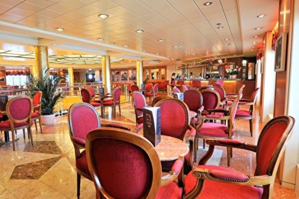 https://static.traveltek.net/cruisepics/local_shipimages_large/1782983218.jpg