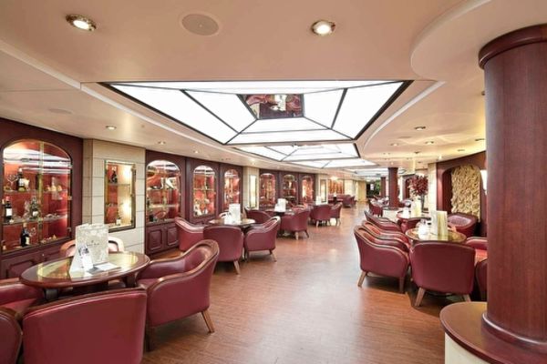 https://static.traveltek.net/cruisepics/local_shipimages_large/1782983497.jpg
