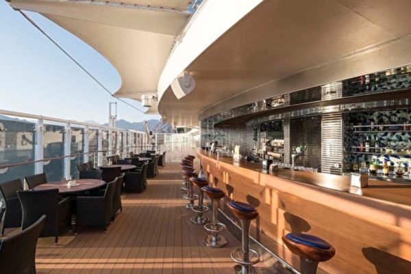 https://static.traveltek.net/cruisepics/local_shipimages_large/1782983613.jpg