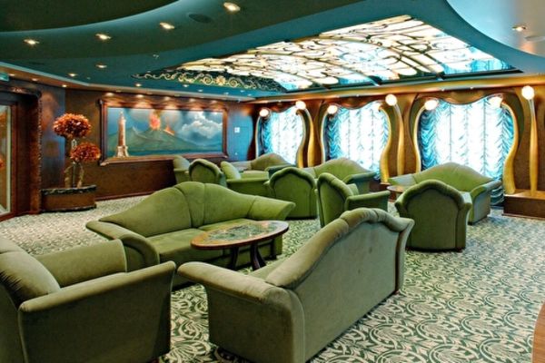 https://static.traveltek.net/cruisepics/local_shipimages_large/1782983715.jpg