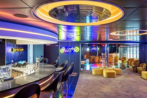 https://static.traveltek.net/cruisepics/local_shipimages_large/1782985440.jpg