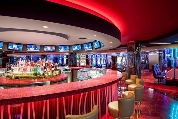 https://static.traveltek.net/cruisepics/local_shipimages_large/1782985573.jpg