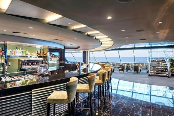 https://static.traveltek.net/cruisepics/local_shipimages_large/1782985596.jpg