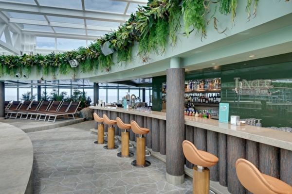https://static.traveltek.net/cruisepics/local_shipimages_large/1782986470.jpg