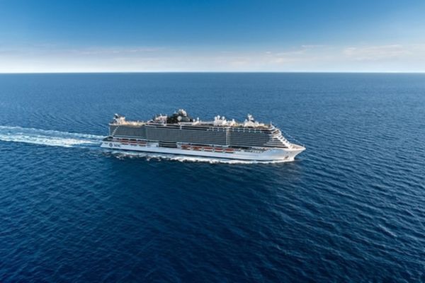 https://static.traveltek.net/cruisepics/local_shipimages_large/1782986622.jpg