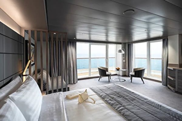 https://static.traveltek.net/cruisepics/local_shipimages_large/1782987367.jpg