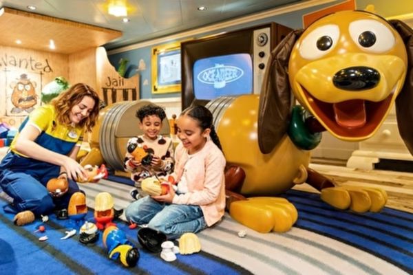 https://static.traveltek.net/cruisepics/local_shipimages_large/1784021263.jpg