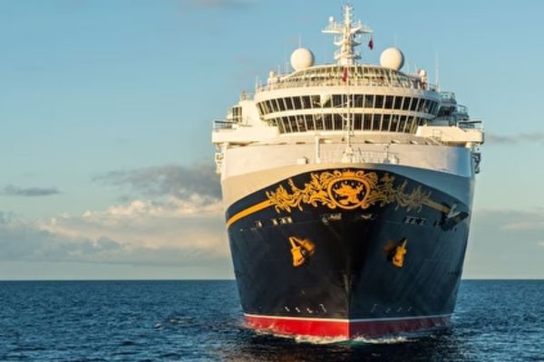 https://static.traveltek.net/cruisepics/local_shipimages_large/1784027084.jpg