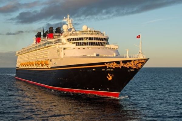 https://static.traveltek.net/cruisepics/local_shipimages_large/1784027172.jpg