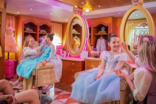 https://static.traveltek.net/cruisepics/local_shipimages_large/1784027383.jpg