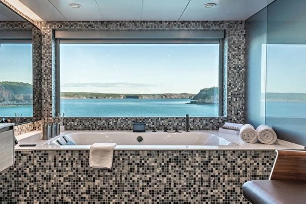 https://static.traveltek.net/cruisepics/local_shipimages_large/1784294111.jpg