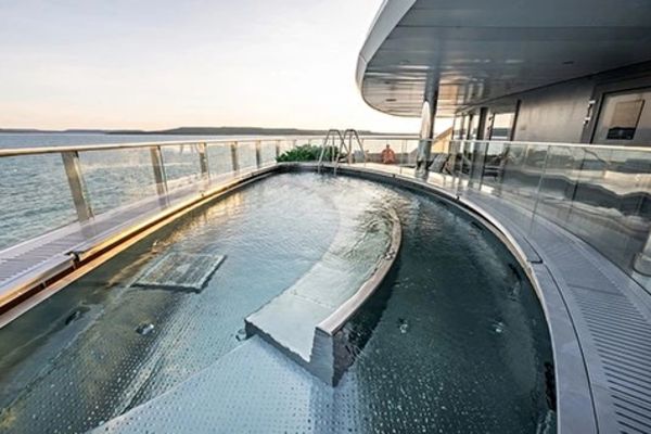 https://static.traveltek.net/cruisepics/local_shipimages_large/1784294177.jpg