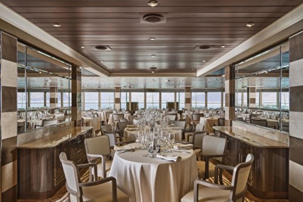 https://static.traveltek.net/cruisepics/local_shipimages_large/1784632512.jpg