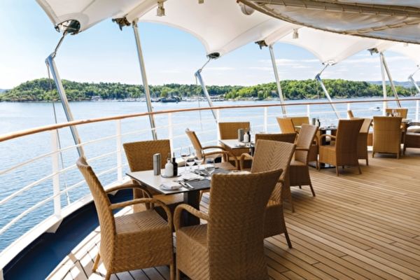 https://static.traveltek.net/cruisepics/local_shipimages_large/1784633154.jpg