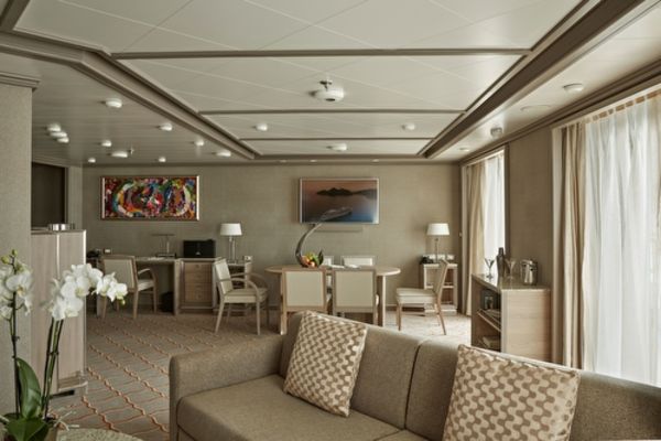 https://static.traveltek.net/cruisepics/local_shipimages_large/1784633444.jpg