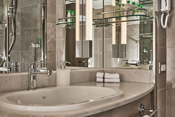 https://static.traveltek.net/cruisepics/local_shipimages_large/1784633931.jpg