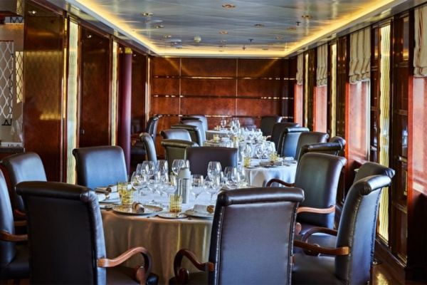 https://static.traveltek.net/cruisepics/local_shipimages_large/1784636945.jpg