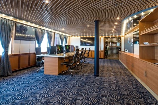https://static.traveltek.net/cruisepics/local_shipimages_large/1784637123.jpg