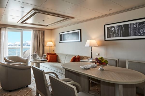 https://static.traveltek.net/cruisepics/local_shipimages_large/1784637222.jpg