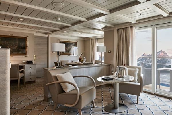 https://static.traveltek.net/cruisepics/local_shipimages_large/1784637237.jpg